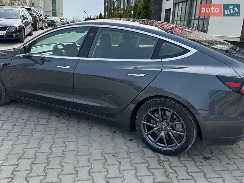 Седан Tesla Model 3 2017 в Винниках