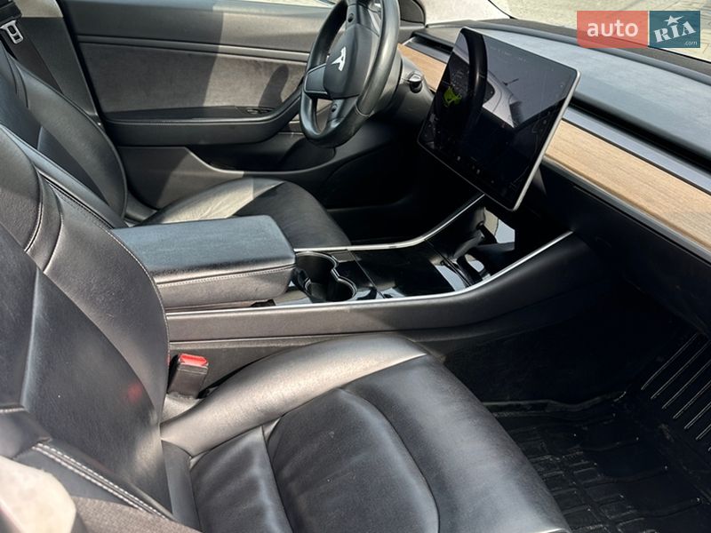 Седан Tesla Model 3 2017 в Винниках