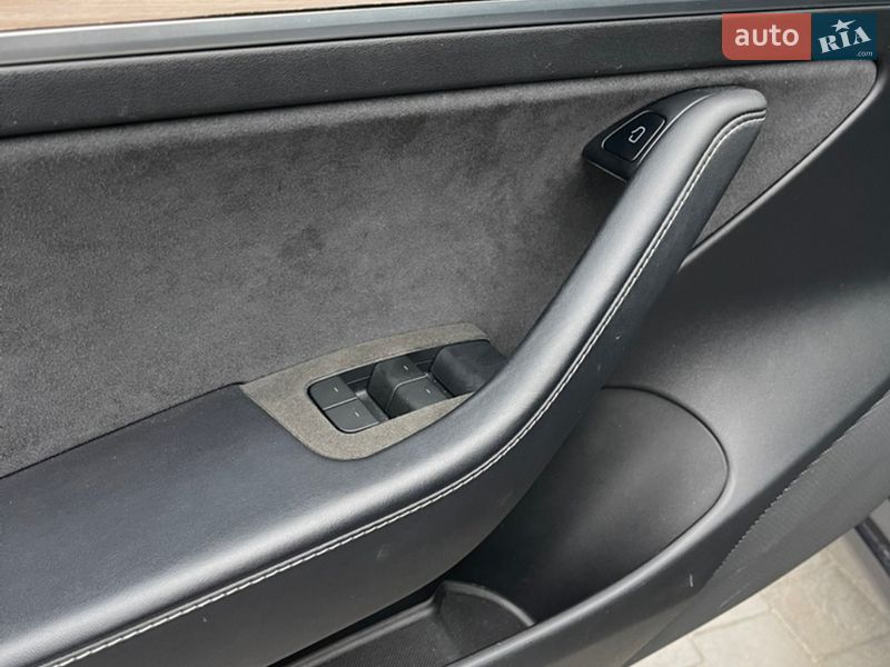 Седан Tesla Model 3 2022 в Львове