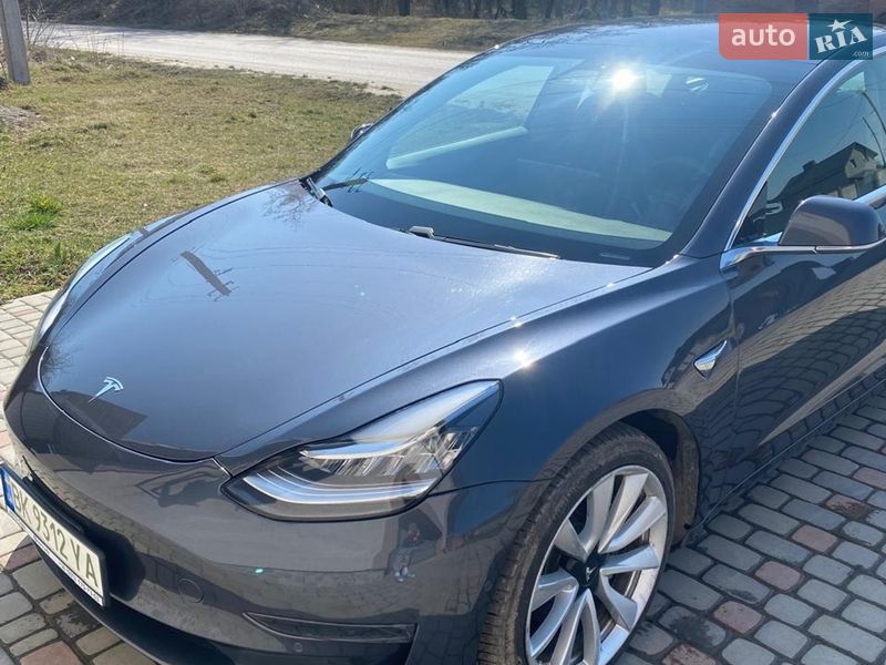 Седан Tesla Model 3 2018 в Ровно