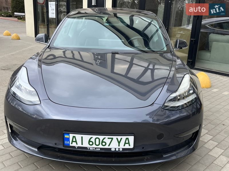 Седан Tesla Model 3 2018 в Бучі