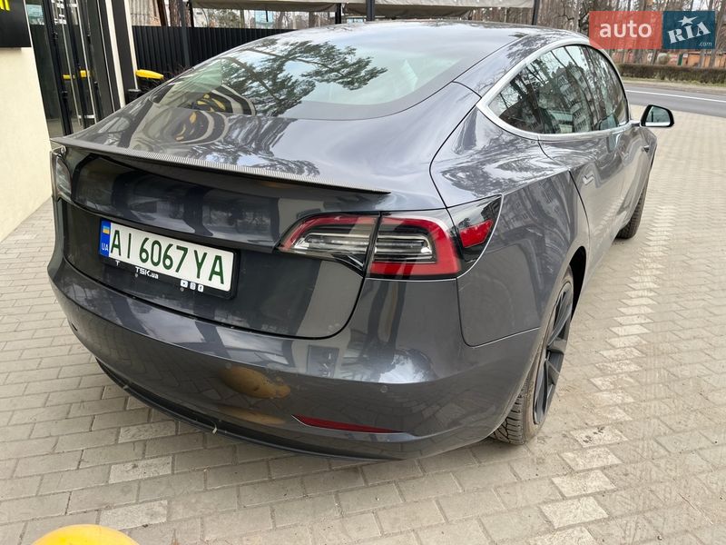 Седан Tesla Model 3 2018 в Бучі