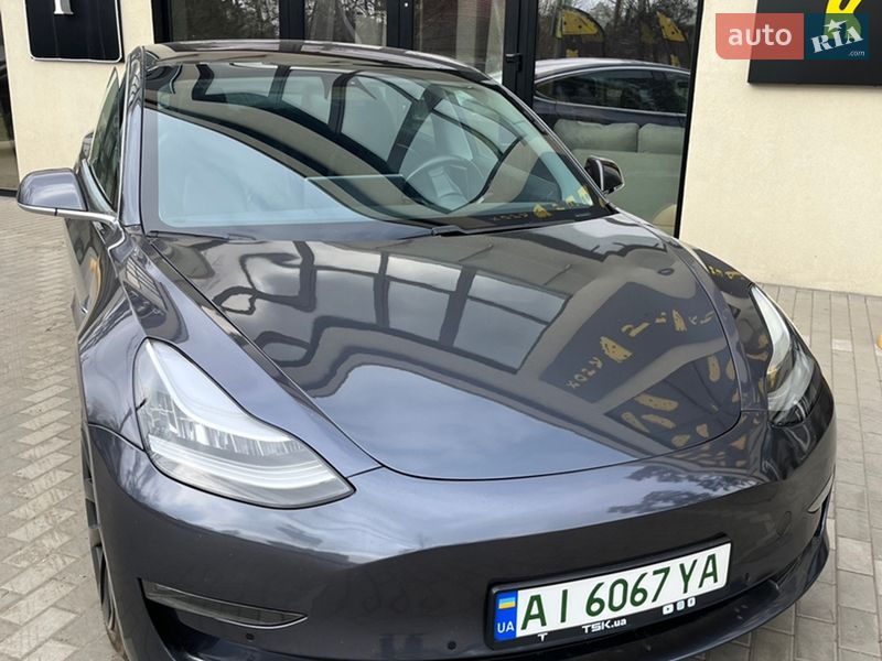 Седан Tesla Model 3 2018 в Бучі