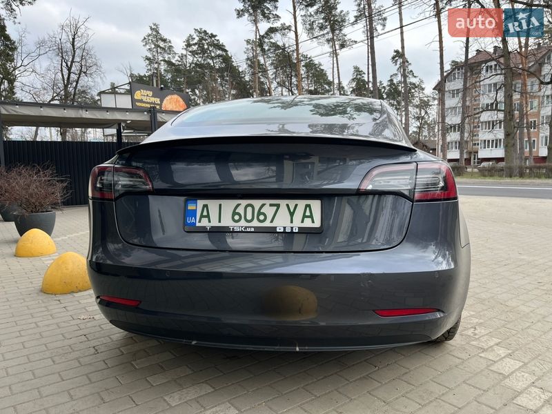 Седан Tesla Model 3 2018 в Бучі
