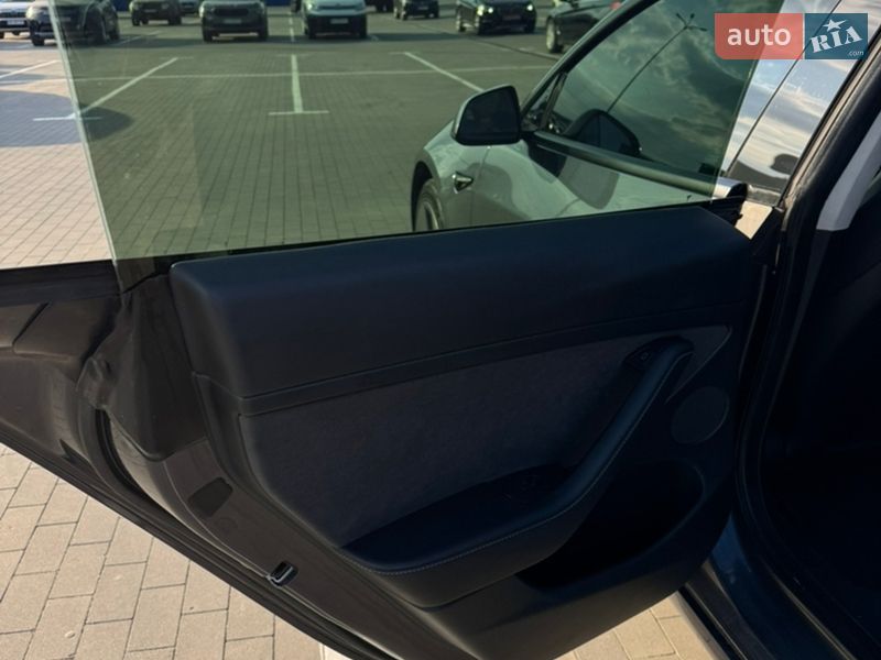 Седан Tesla Model 3 2023 в Виннице