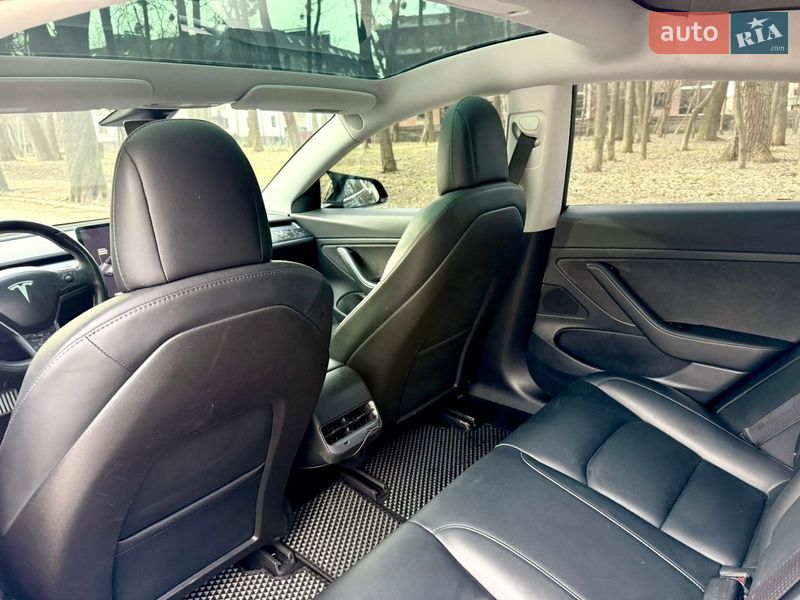 Седан Tesla Model 3 2018 в Черновцах