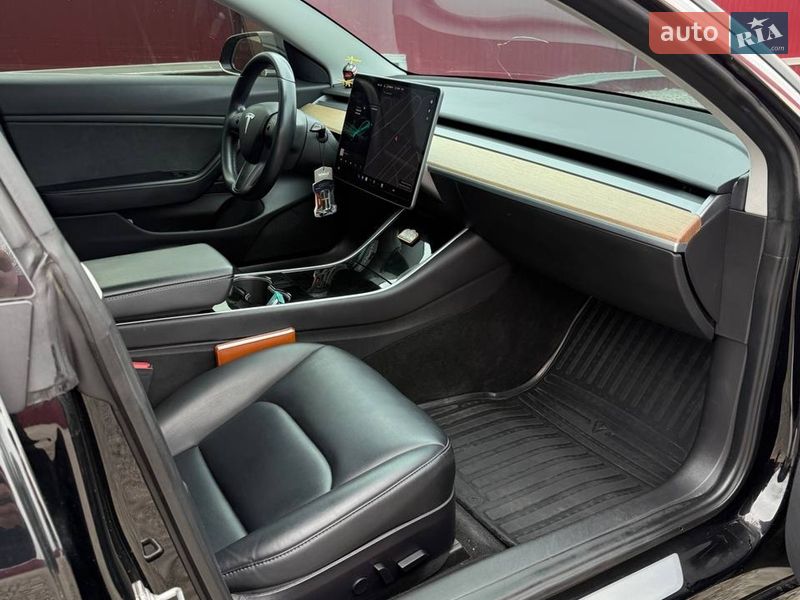 Седан Tesla Model 3 2019 в Павлограді