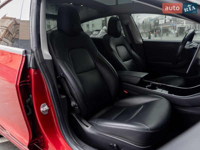 Седан Tesla Model 3 2018 в Житомирі