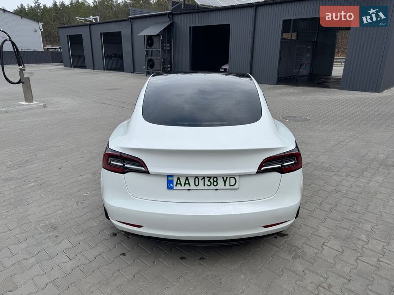 Седан Tesla Model 3 2022 в Киеве