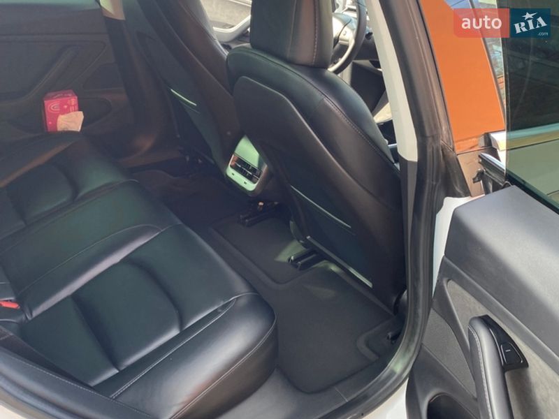 Седан Tesla Model 3 2019 в Ровно