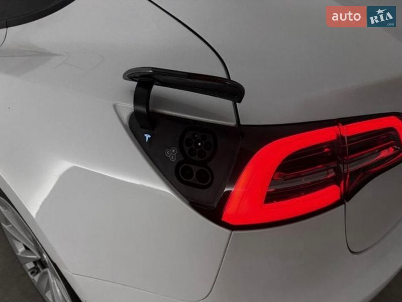 Седан Tesla Model 3 2023 в Києві