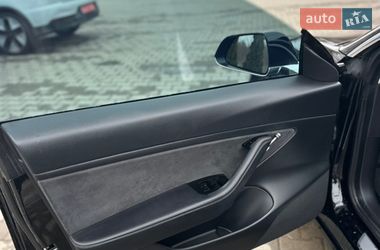Седан Tesla Model 3 2020 в Бучаче