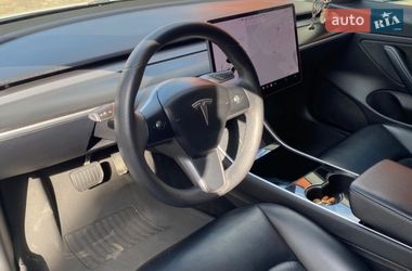 Седан Tesla Model 3 2019 в Ровно