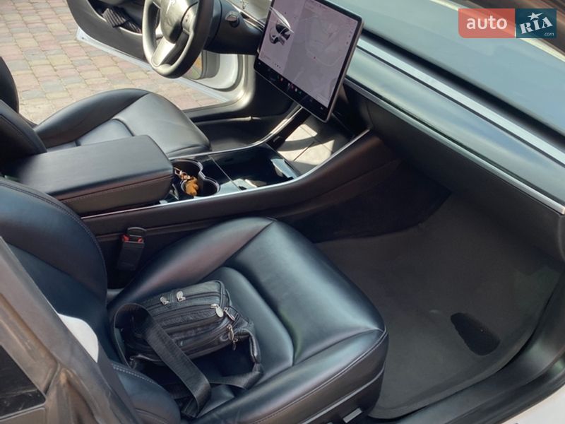 Седан Tesla Model 3 2019 в Рівному