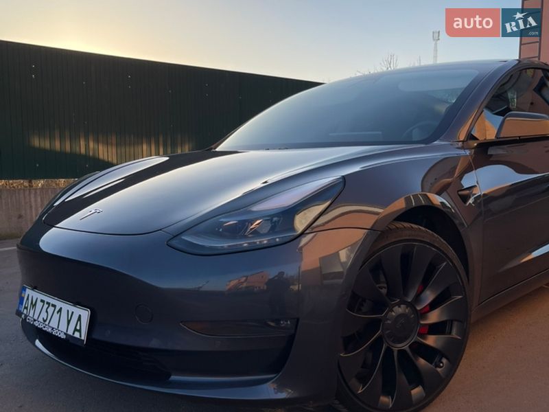Седан Tesla Model 3 2021 в Коростені