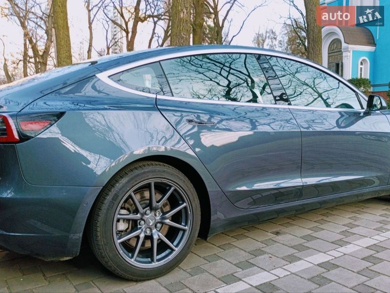Седан Tesla Model 3 2019 в Киеве