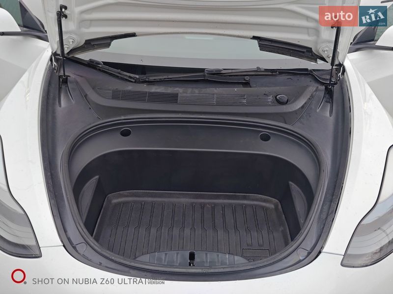 Седан Tesla Model 3 2023 в Кременчуці