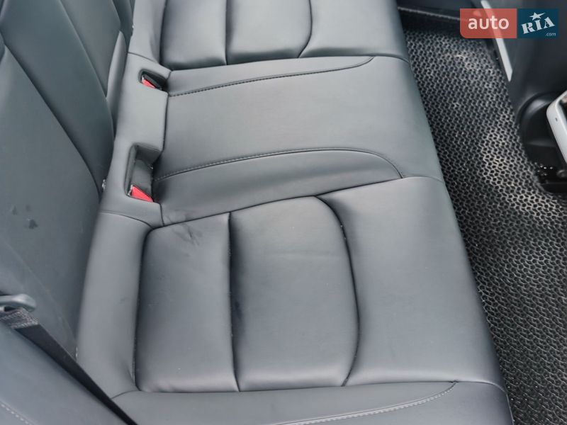 Седан Tesla Model 3 2023 в Кременчуці