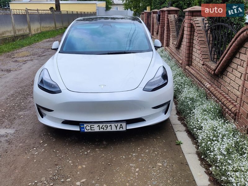 Седан Tesla Model 3 2023 в Чернівцях