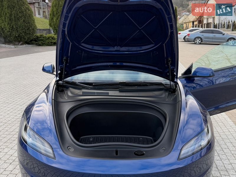 Седан Tesla Model 3 2024 в Львове