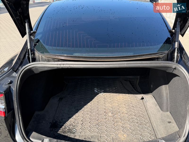 Седан Tesla Model 3 2018 в Ровно
