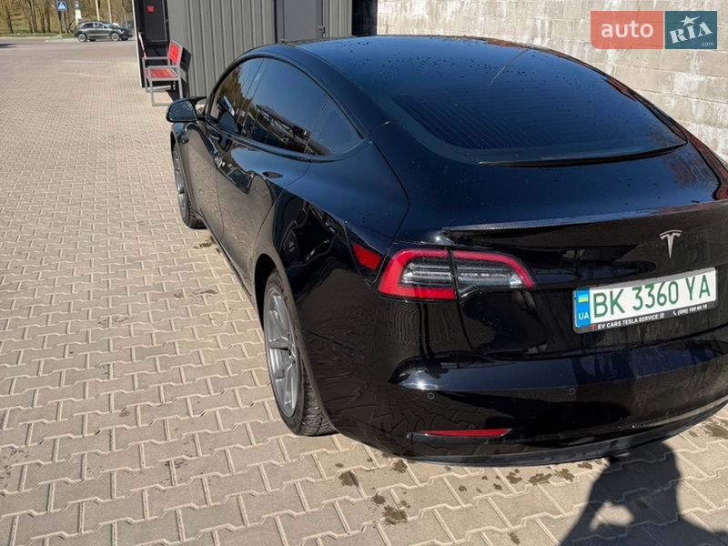 Седан Tesla Model 3 2018 в Ровно