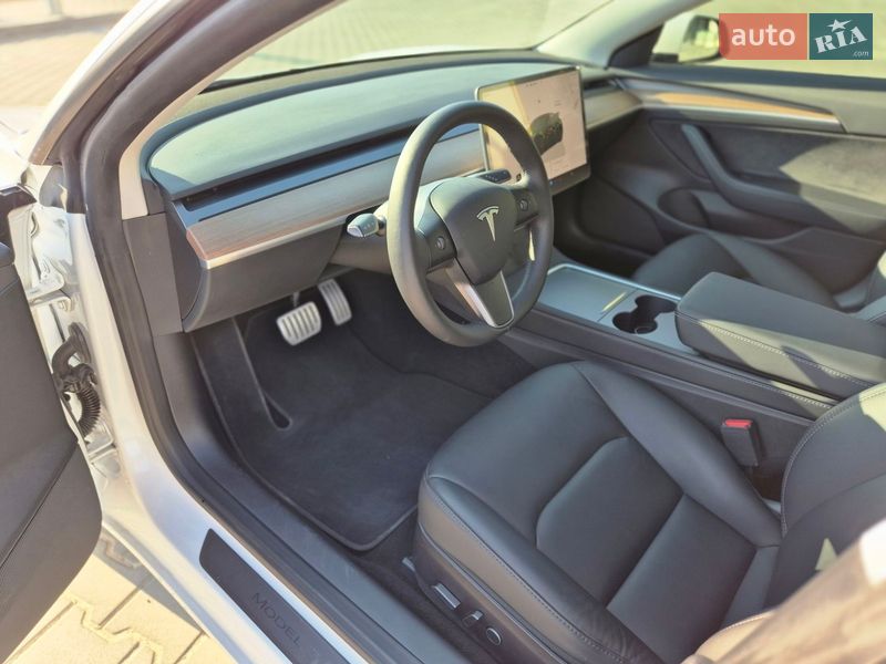 Седан Tesla Model 3 2022 в Виннице