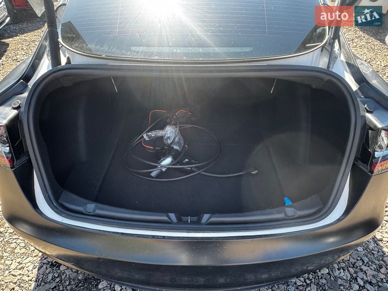Седан Tesla Model 3 2020 в Киеве