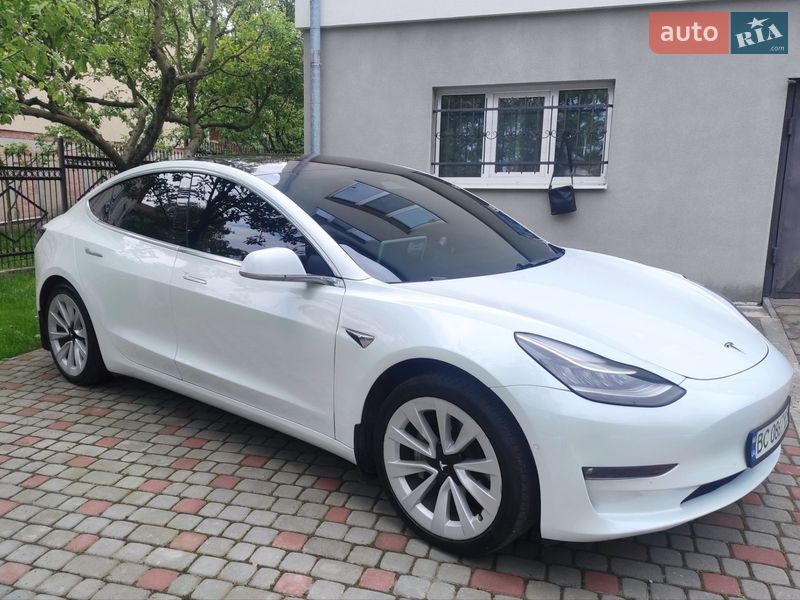 Седан Tesla Model 3 2018 в Львове