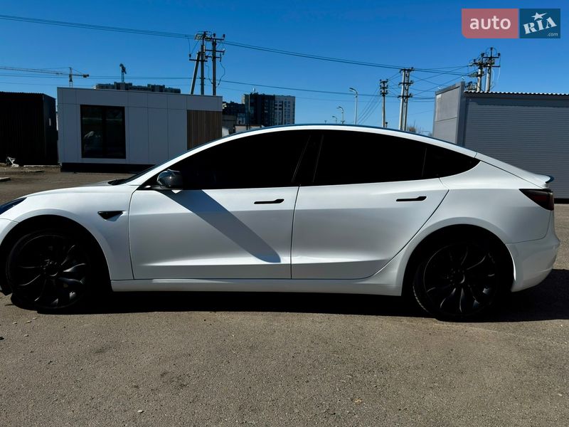 Седан Tesla Model 3 2022 в Киеве