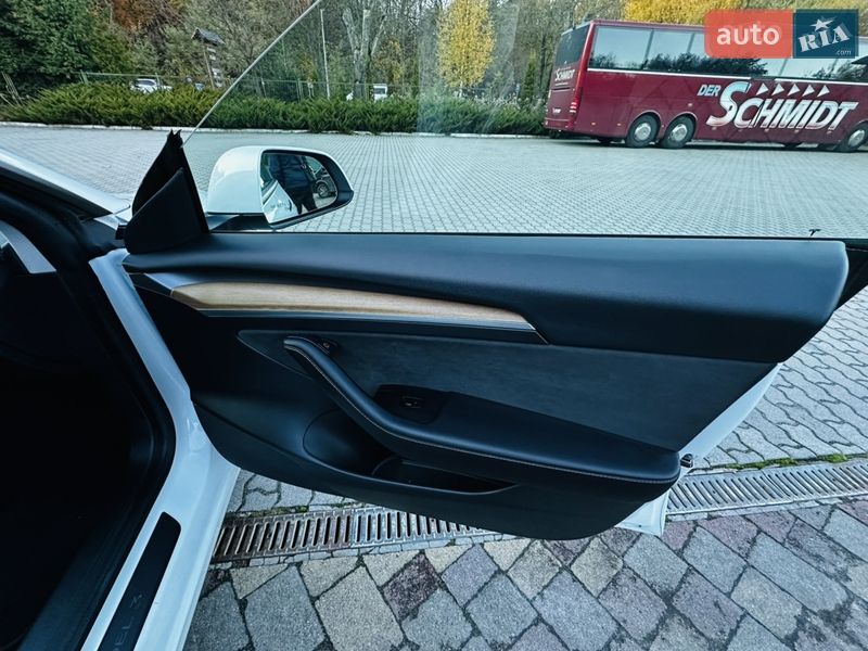 Седан Tesla Model 3 2021 в Виннице