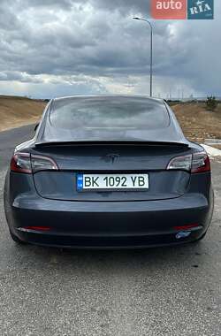 Седан Tesla Model 3 2018 в Ровно