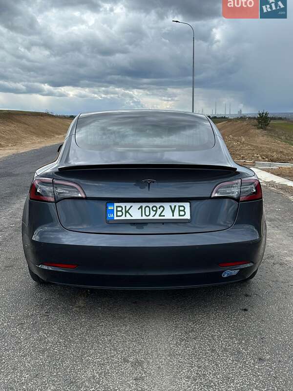 Седан Tesla Model 3 2018 в Ровно