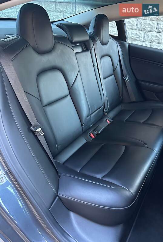 Седан Tesla Model 3 2018 в Ровно