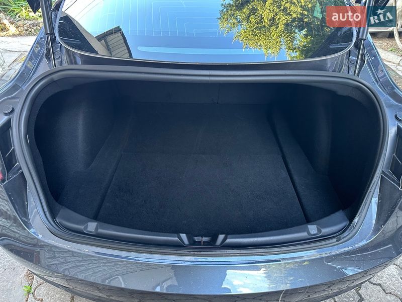 Седан Tesla Model 3 2018 в Ровно