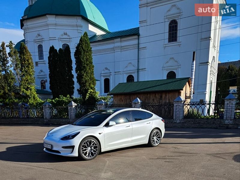 Седан Tesla Model 3 2023 в Глухове