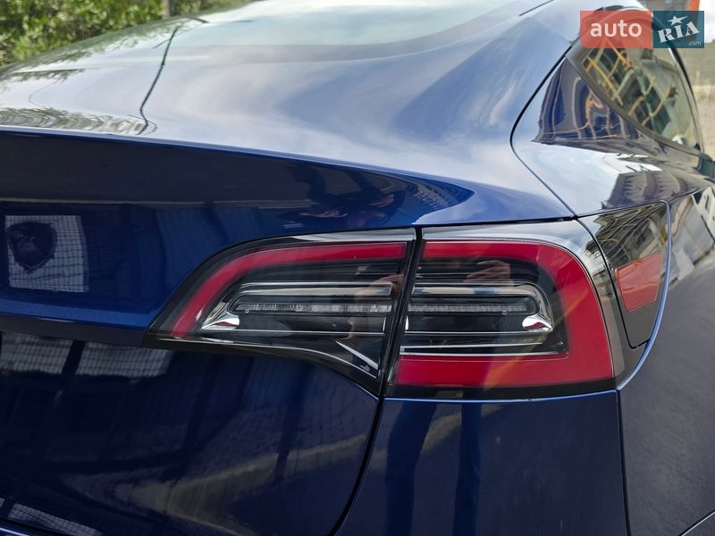 Седан Tesla Model 3 2023 в Ужгороді