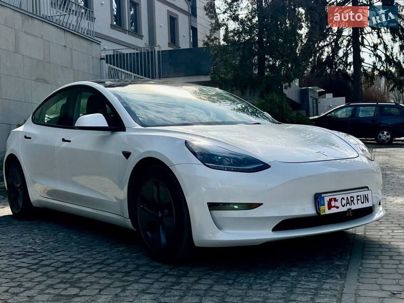 Седан Tesla Model 3 2022 в Львові
