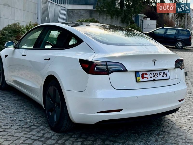 Седан Tesla Model 3 2022 в Львові
