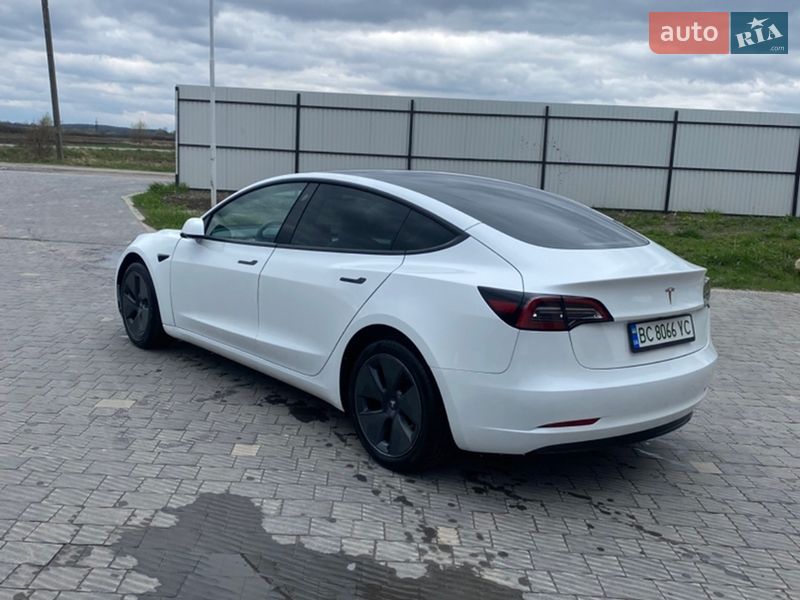 Седан Tesla Model 3 2023 в Буске