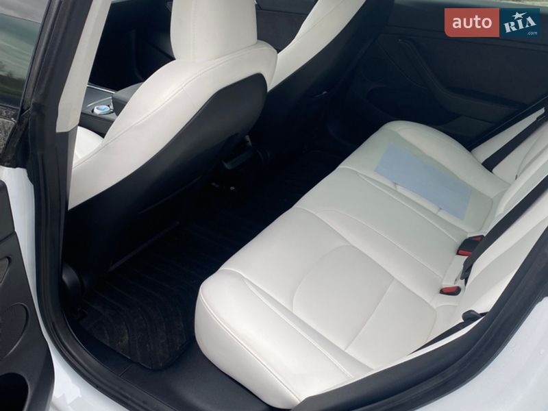 Седан Tesla Model 3 2023 в Буске