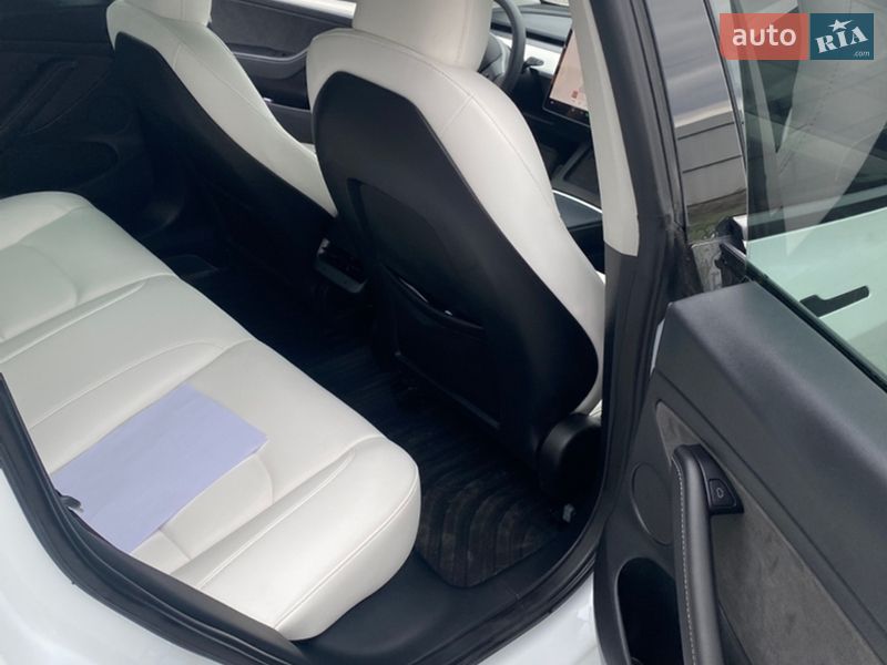 Седан Tesla Model 3 2023 в Буске