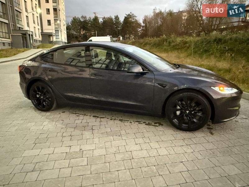 Седан Tesla Model 3 2024 в Львове