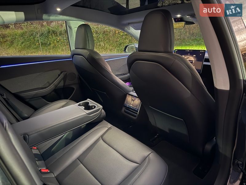 Седан Tesla Model 3 2024 в Львове