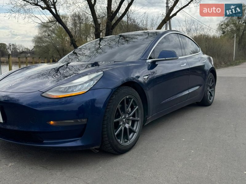 Седан Tesla Model 3 2018 в Ровно