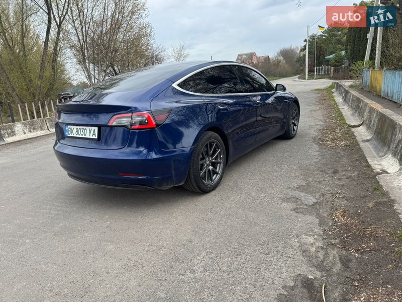 Седан Tesla Model 3 2018 в Ровно