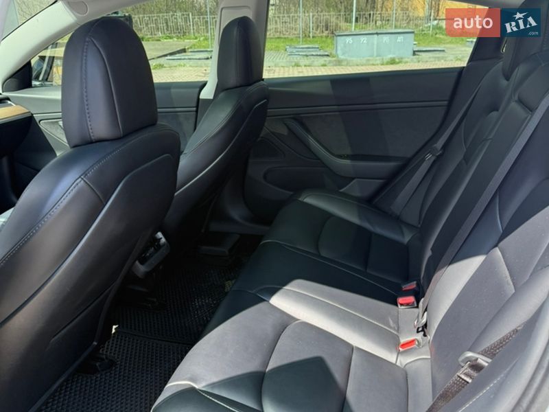 Седан Tesla Model 3 2020 в Черновцах
