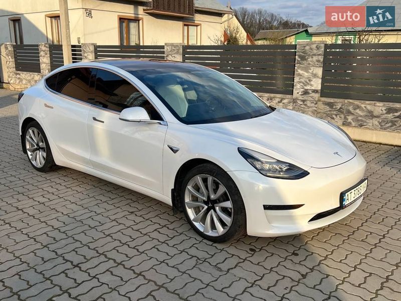 Седан Tesla Model 3 2018 в Долині