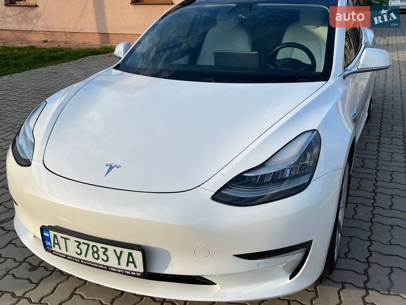 Седан Tesla Model 3 2018 в Долині