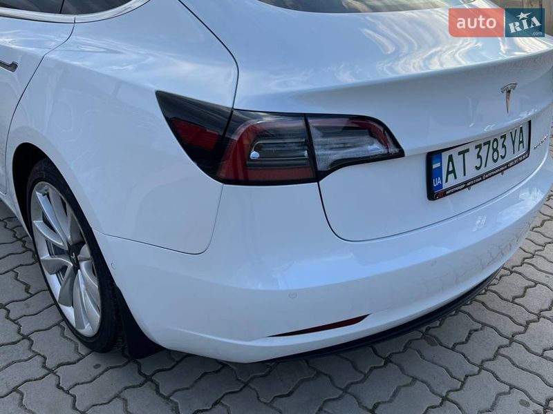 Седан Tesla Model 3 2018 в Долині